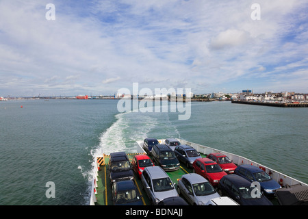 Auto sul ponte della 'Red Falcon', Red Funnel, come foglie Southampton per Cowes, IOW, REGNO UNITO Foto Stock