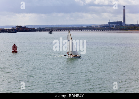 Tradizionale 50 mq di yacht, 'Sea picaro' passa la boa Cadland e Fawley Power Station, acqua di Southampton, Regno Unito Foto Stock