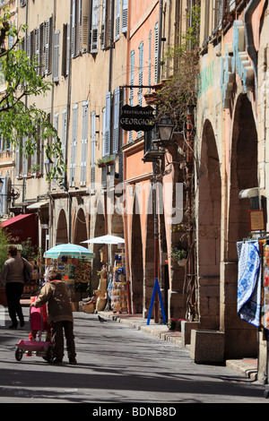 Pittoresca architettura della città di Grasse sulla Place aux Aires Foto Stock