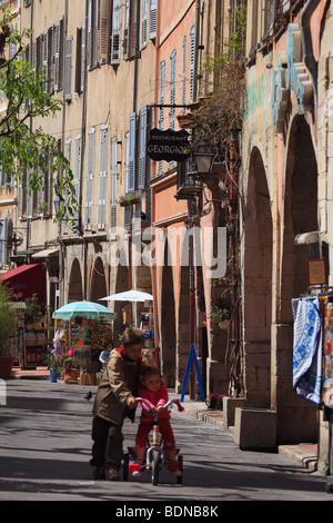 Pittoresca architettura della città di Grasse sulla Place aux Aires Foto Stock