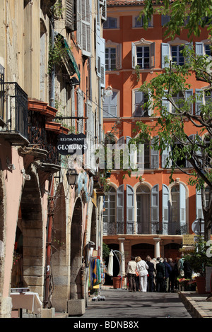 Pittoresca architettura della città di Grasse sulla Place aux Aires Foto Stock