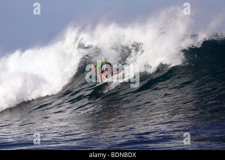 Surfer a punta di lancia del sinistra nelle isole mentawai, Sumatra, Indonesia Foto Stock