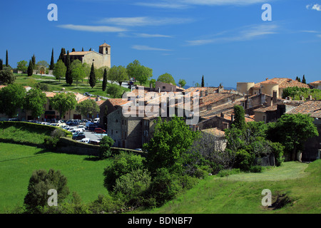 Il pittoresco villaggio provenzale di Tourtour e Saint Denis chiesa Foto Stock