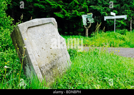 Storica pietra di frontiera sul confine di tre principati, Rennsteig, Foresta Turingia, Turingia, Germania, Europa Foto Stock