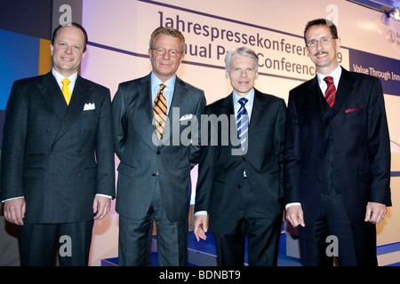 Hubertus von Baumbach, sinistra, CFO, Engelbert Tjeenk Willink, la seconda da sinistra, direttore marketing di Andreas Barner, secondo da destra Foto Stock