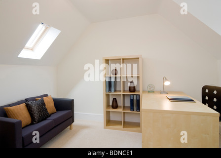 Pulito e ordinato area di studio convertito in soffitta in una casa moderna. Foto Stock