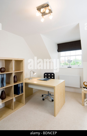 Pulito e ordinato area di studio convertito in soffitta in una casa moderna. Foto Stock