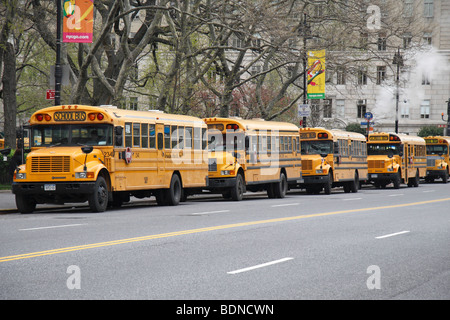 Una linea di American yellow scuolabus attendere per gli studenti al di fuori del Museo Americano di Storia Naturale di New York. Foto Stock
