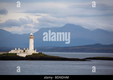 Robert Stevenson Lismore faro e della Scozia più alte montagne dietro da Oban Craignure traghetto, Regno Unito. Foto Stock