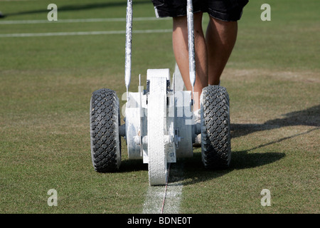 Le linee bianche sono ri-verniciati esternamente tribunali prima del gioco durante il 2009 Wimbledon Tennis Championships Foto Stock