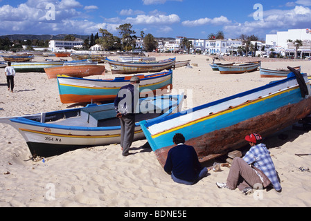 Pittura in barca sulla spiaggia dei pescatori ad Hammamet Foto Stock