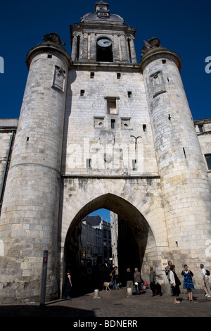 La Porte de la Grosse Horloge in Vieux Port Vecchio Porto di La Rochelle, Francia. Foto Stock