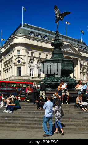 Piccadilly Circus quadrato con il Shaftesbury Memorial fontana e la statua di Anteros, London, Regno Unito Foto Stock
