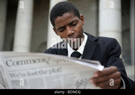 Ritratto di giovane uomo d affari leggendo il giornale, Cape Town, Provincia del Capo Occidentale, Sud Africa Foto Stock
