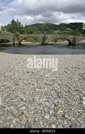 La città di Dolgellau Galles. Vista di cinque arcate Llanelltyd antico ponte sul fiume Wnion. Foto Stock
