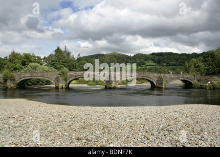 La città di Dolgellau Galles. Vista di cinque arcate Llanelltyd antico ponte sul fiume Wnion. Foto Stock