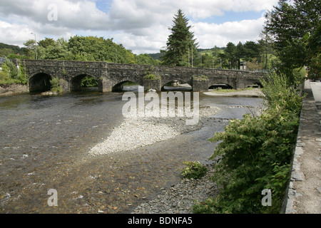 La città di Dolgellau Galles. Vista di sei arcate del secolo XVII Y Bont Fawr, o il grande ponte, sul fiume Wnion. Foto Stock