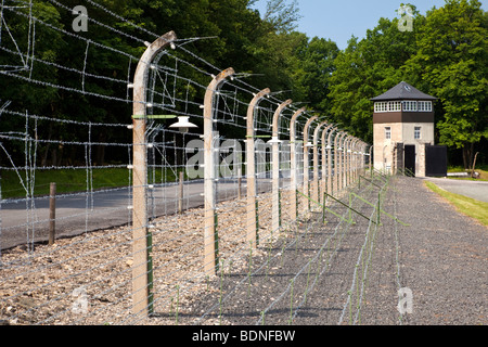 Filo spinato e la torre di guardia a Buchenwald Campo di concentramento nazista, Ettersberg, Germania, Europa Foto Stock