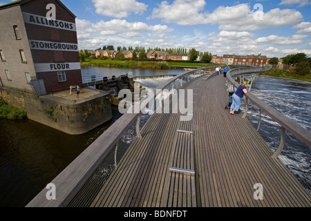 Regno Unito Yorkshire Castleford Grand Designs grande piano urbanistico di persone sulla nuova passerella sul fiume Aire Foto Stock