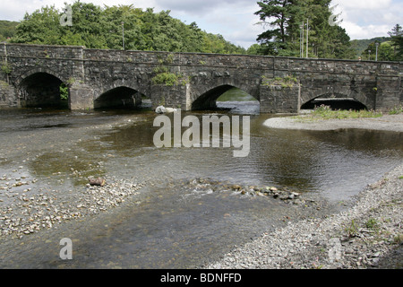 La città di Dolgellau Galles. Vista di sei arcate del secolo XVII Y Bont Fawr, o il grande ponte, sul fiume Wnion. Foto Stock