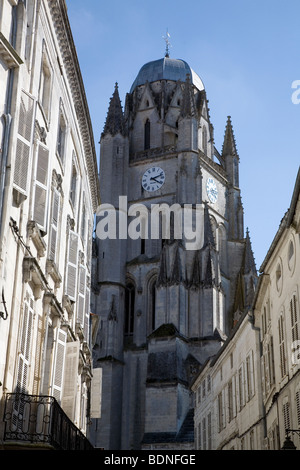 Cathedrale de St Pierre al di sopra del centro della città di Saintes, Francia. Foto Stock