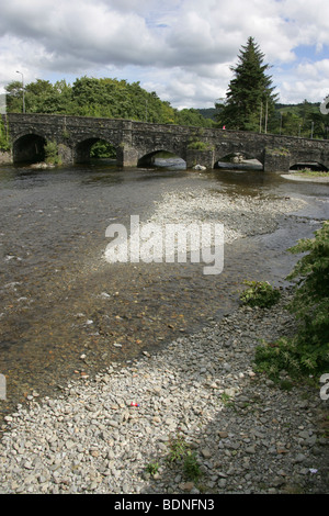La città di Dolgellau Galles. Vista di sei arcate del secolo XVII Y Bont Fawr, o il grande ponte, sul fiume Wnion. Foto Stock