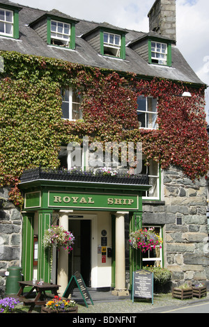 La città di Dolgellau Galles. Royal Ship Hotel è un ex inizio del XIX secolo il coaching inn situato a Dolgellau's Town Center. Foto Stock