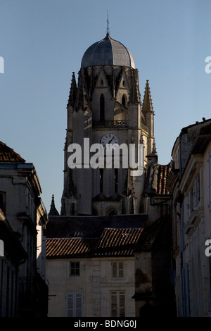 Cathedrale de St Pierre al di sopra del centro della città di Saintes, Francia. Foto Stock