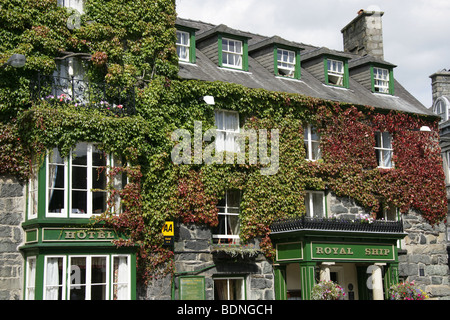 La città di Dolgellau Galles. Royal Ship Hotel è un ex inizio del XIX secolo il coaching inn situato a Dolgellau's Town Center. Foto Stock