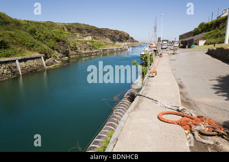 Porth Amlwch, Isola di Anglesey, Galles del Nord, Regno Unito, Europa. Porto vecchio pontile in stretta insenatura riparata sulla costa di Anglesey Foto Stock