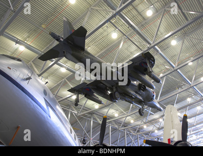 Sospesa in aria per lo spazio hangar di spazio sul tetto è questo raffinato esempio del bae Harrier GR3 jump jet. Foto Stock