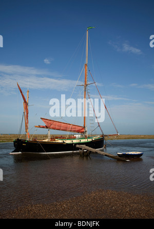 Metallo Juno chiatta costruito 2000 ormeggiati in porto Blakeney North Norfolk ad alta marea Foto Stock