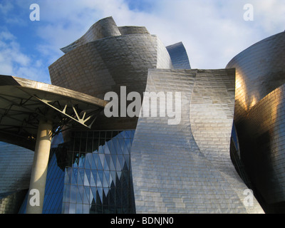 Esterno del Museo Guggenheim di arte moderna e contemporanea progettato da Frank Gehry a Bilbao, Paesi Baschi, Spagna settentrionale Foto Stock