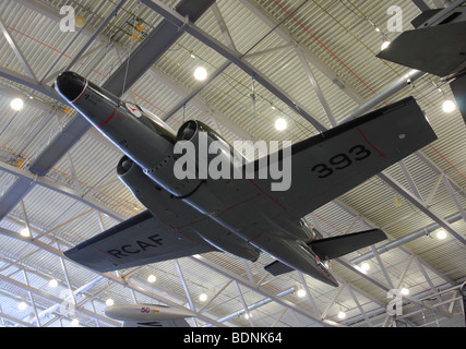 L'Avro Canada CF-100 MK 4B interceptor,tutti meteo e combattente di notte,sul display in aria lo spazio hangar,IWM Duxford. Foto Stock