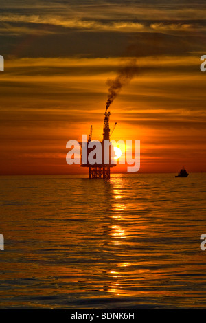 Sun impostata a oriente brae oil rig Foto Stock