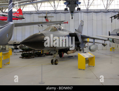 Situato nello spazio aereo hangar iwm duxford è questo raffinato esempio del multi role Panavia Tornado GR1 aerei jet. Foto Stock
