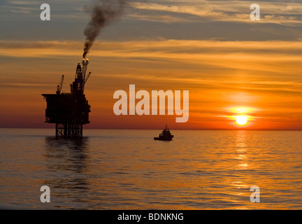 Sun impostata a oriente brae oil rig Foto Stock