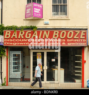 Affare Booze off-licenza shop, chiuso e per la vendita, Llangefni, Anglesey north Wales UK Foto Stock