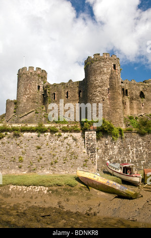 Conwy Castle e barche abbandonate nel fango Gwynedd Galles del Nord Foto Stock