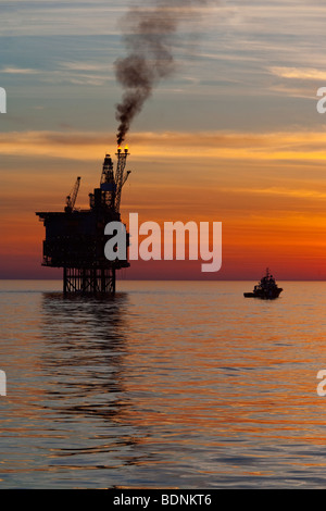 Sun impostata a oriente brae oil rig Foto Stock