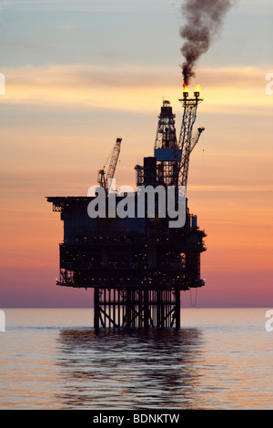 Sun impostata a oriente brae oil rig Foto Stock