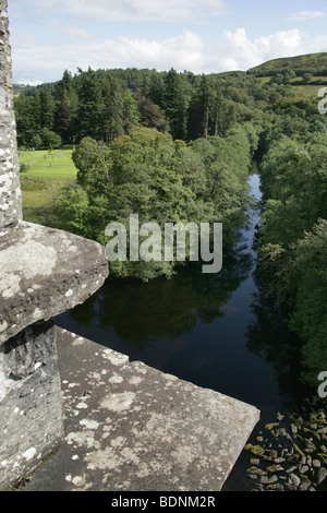 Area di Lake Vyrnwy, Galles. Vista del fiume Vyrnwy e Lake Vyrnwy dam stilling basin, con la diga di pareti in primo piano. Foto Stock