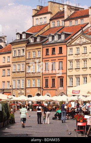 Varsavia Polonia turisti in piazza della Città Vecchia con l'architettura barocca edifici e caffetterie all'aperto - Stare Miasto Foto Stock