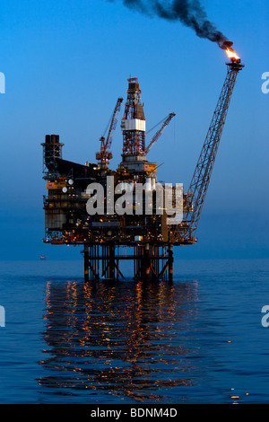 Sun impostata a oriente brae oil rig Foto Stock