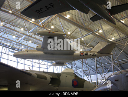 La English Electric Canberra B2 bombardiere,sul display permanente nello spazio hangar,IWM Duxford,Inghilterra. Foto Stock