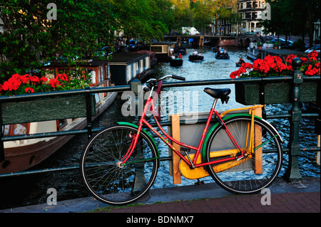 Bicicletta sul ponte del canale di Amsterdam Paesi Bassi Foto Stock