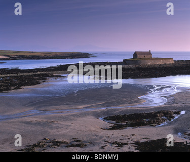 Crepuscolo presso Llangwyfan chiesa a Aberffraw, Anglesey con la bassa marea. Foto Stock