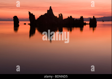 Torri di tufo a Sunrise, Mono Lago, Eastern Sierra Nevada, in California Foto Stock