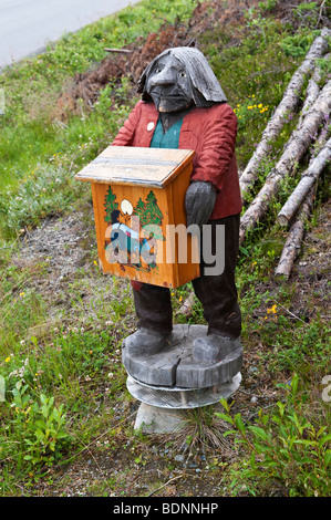Scultura in legno di un troll che tiene una scatola di lettere, Norvegia Foto Stock