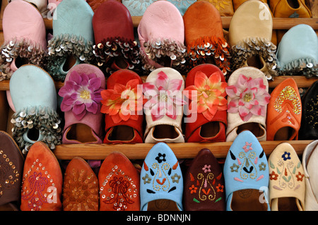 Visualizzazione dei fatti a mano o marocchina Oriental pantofole, principale souk, mercato o Bazaar, Marrakech, Marocco Foto Stock